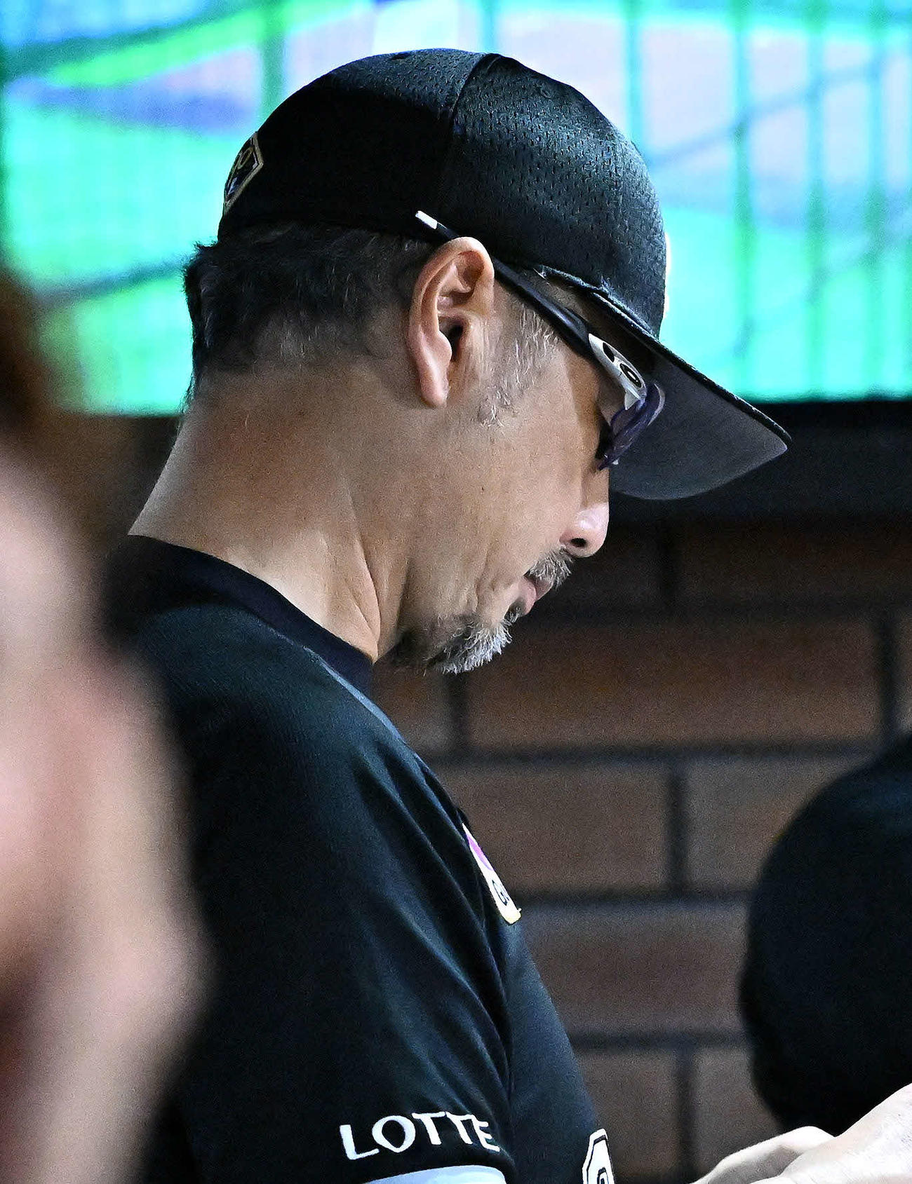 楽天対ロッテ　9回表ベンチでうつむくロッテ吉井監督（撮影・滝沢徹郎）