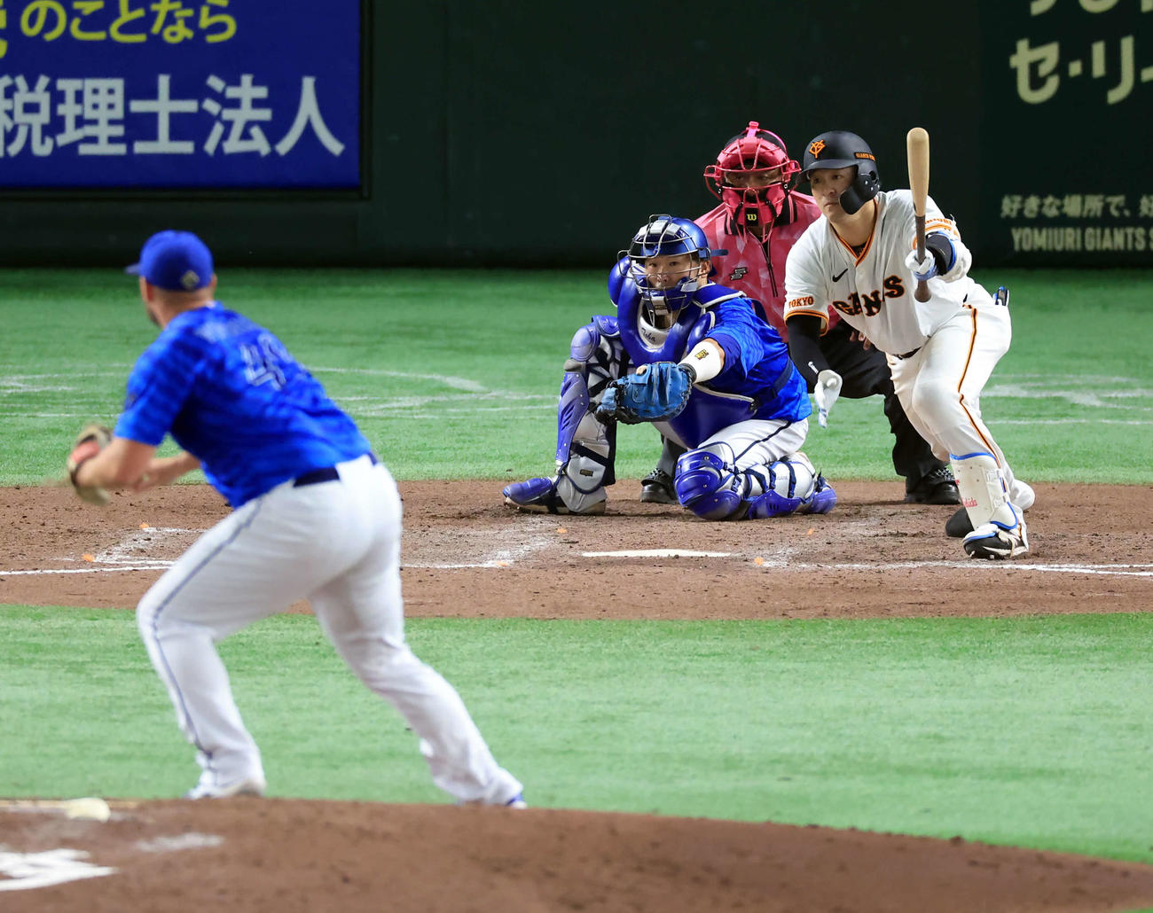 巨人対DeNA 8回裏巨人1死二、三塁、岸田は二塁ゴロで同点にする（撮影・浅見桂子）