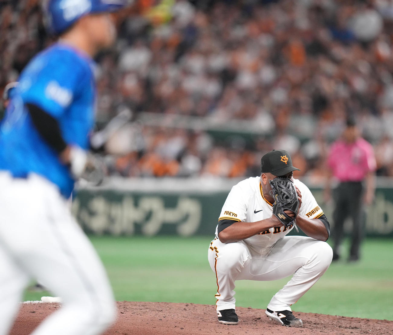 巨人対DeNA 8回表DeNA2死満塁、宮崎に押し出し四球を与え、しゃがみこむバルドナード（撮影・鈴木みどり）