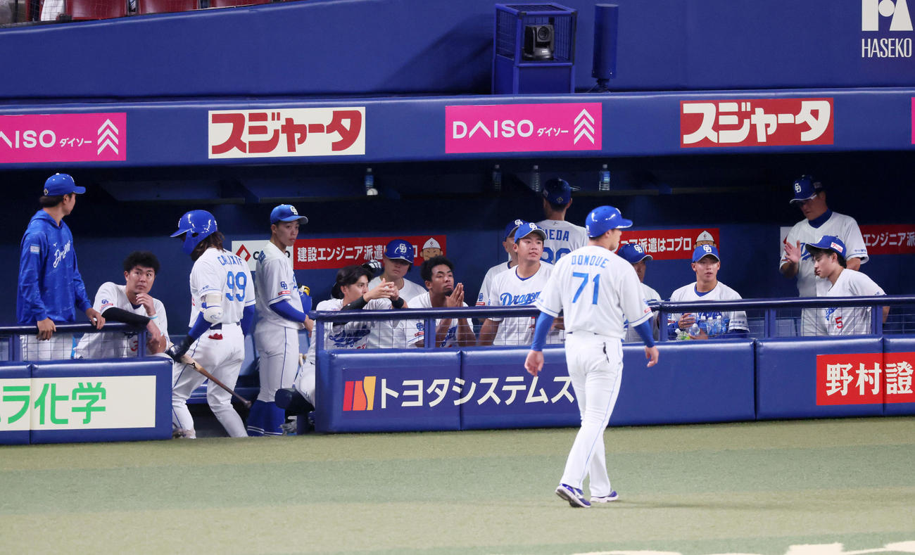 中日対阪神　阪神に敗れた中日ナイン（撮影・加藤哉）
