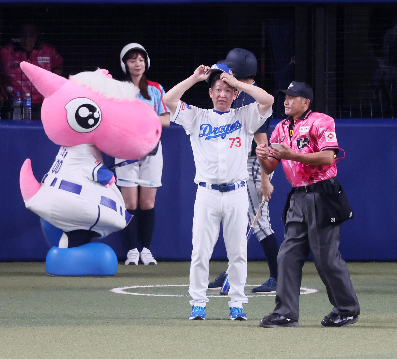 中日対阪神　7回裏を終え選手交代を告げる立浪監督（撮影・加藤哉）