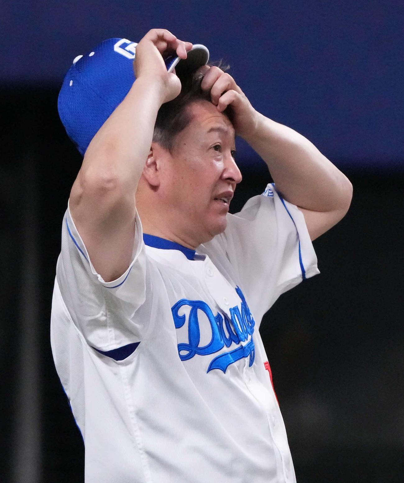 中日対阪神　7回終了、頭をかく立浪監督（撮影・森本幸一）