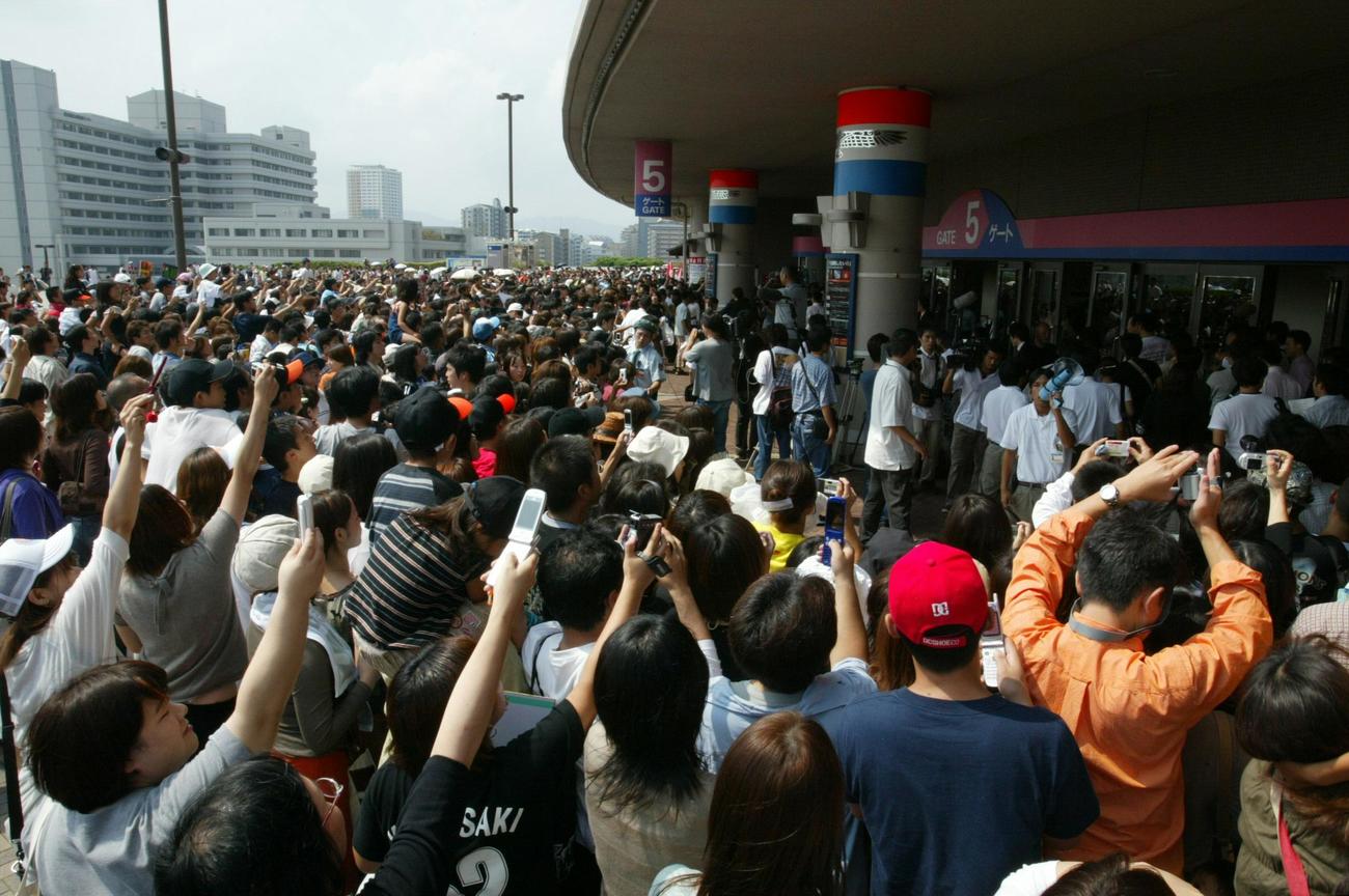 2万人のファンがサイン会に集まった福岡ドーム（2004年9月19日撮影）