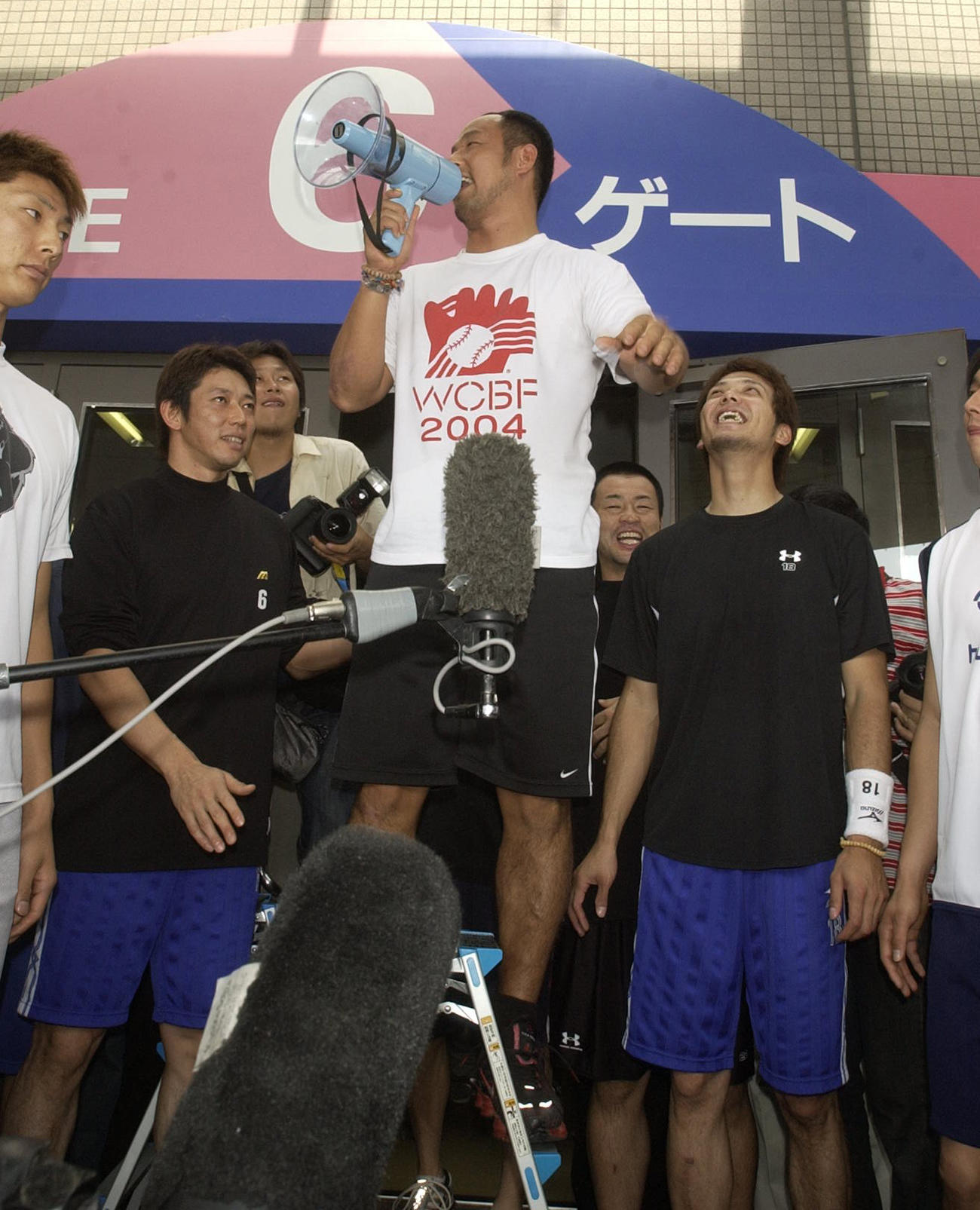 11時から始まったサイン会は練習開始の13時まで続いた。松中信彦は拡声器をつかってサインしてあげられなかったファンにわびる（2004年9月19日撮影）