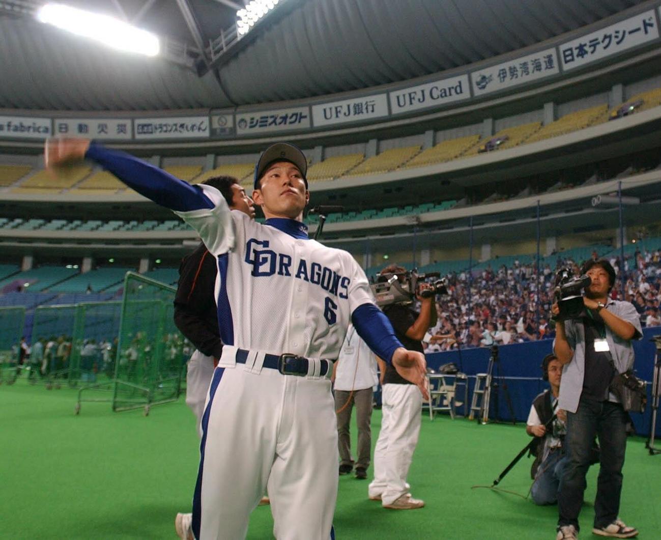 ストで試合がなくなりファンサービスとしてサインボールを井端弘和（中日）ら選手がサインボールを投げ入れる（2004年9月19日撮影）