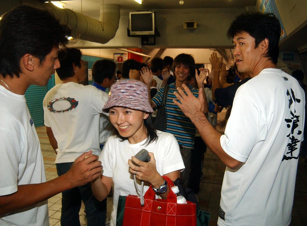 横浜・広島合同サイン会　あまりの多くのファンに当初予定されていた横浜選手会のサイン会は握手会、そしてハイタッチ会（？）へと変更された（2004年9月19日撮影）