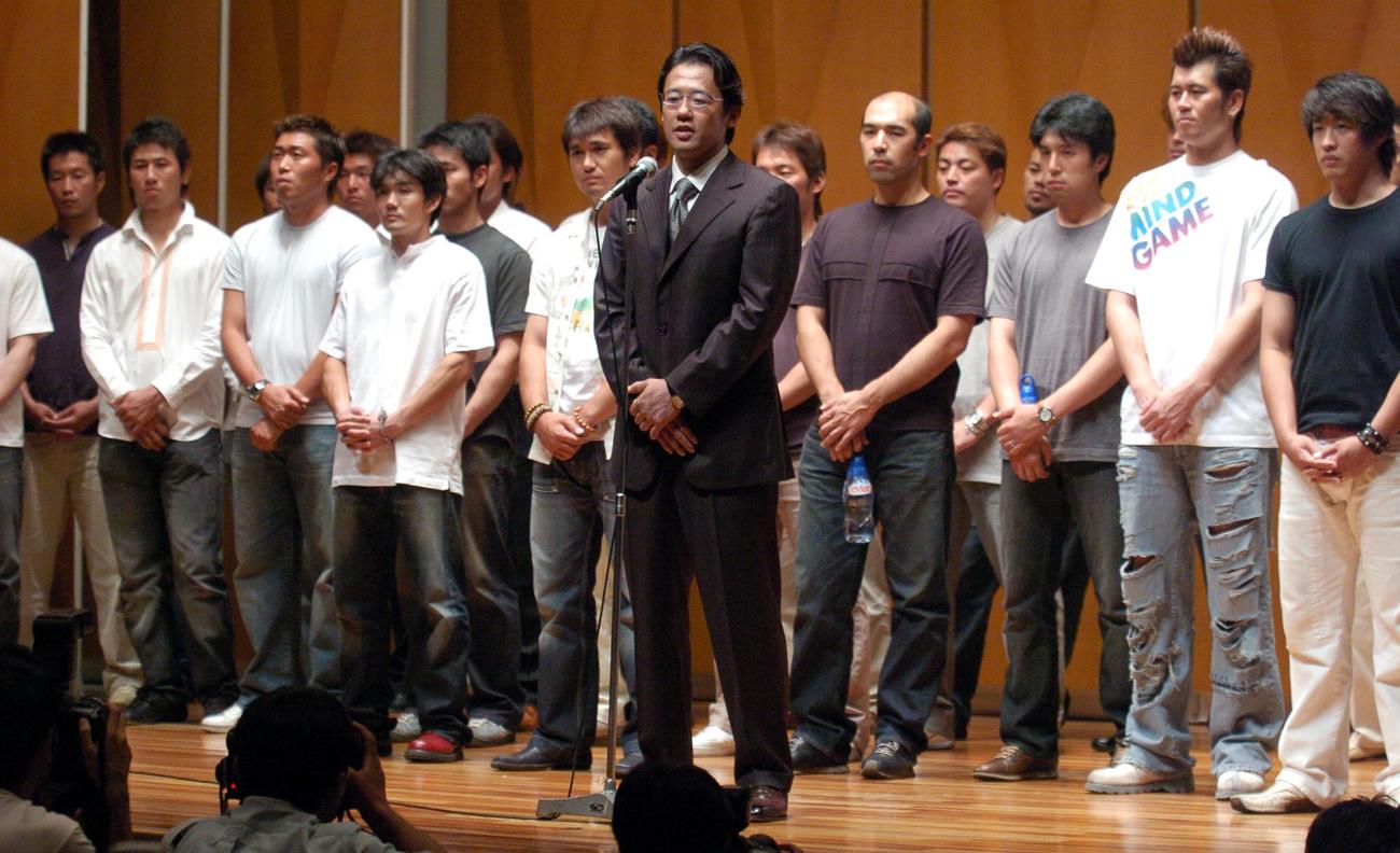 プロ野球選手会が主催したファンとの交流イベントで壇上に整列する古田敦也選手会長（ヤクルト・中央）をはじめ在京4球団から参加した選手（2004年9月19日撮影）
