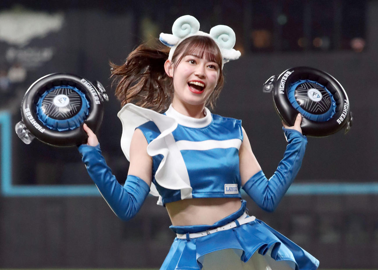 エスコンフィールドでパフォーマンスを行うファイターズガール橋本莉々花