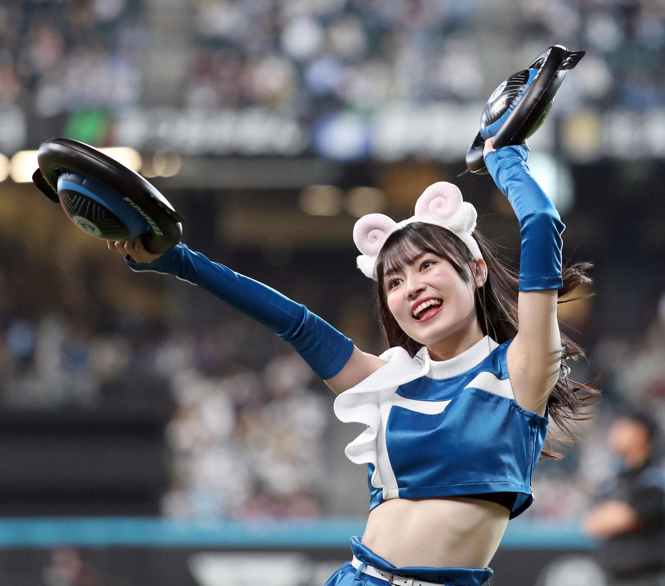 「ジンギスカンダンス」の踊るファイターズガールの橋本莉々花