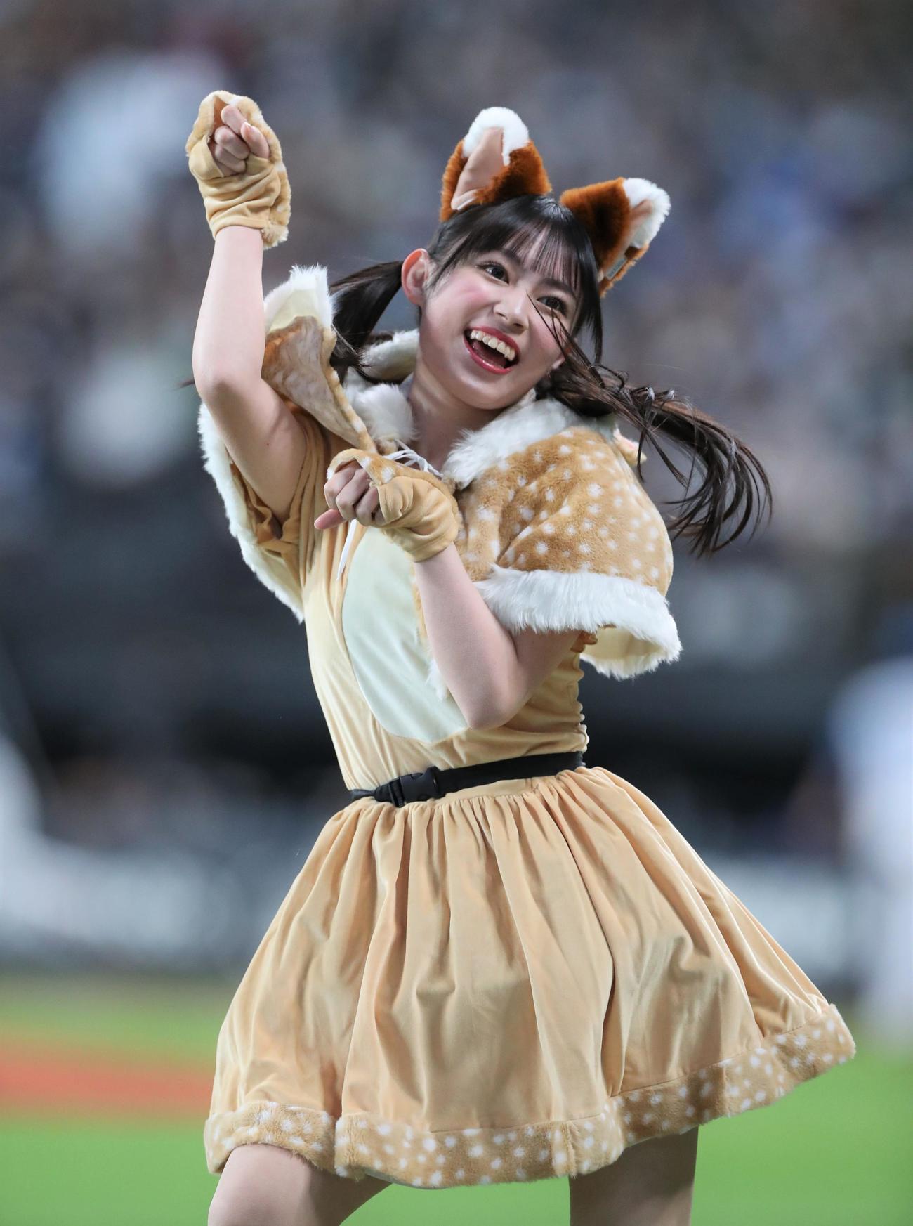 きつねダンスを踊る橋本莉々花