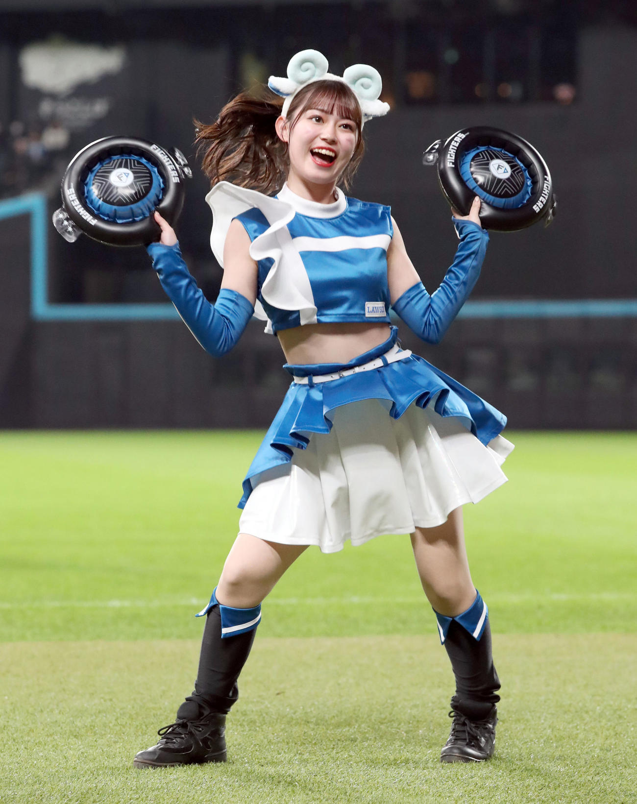 エスコンフィールドでパフォーマンスを行うファイターズガール橋本莉々花