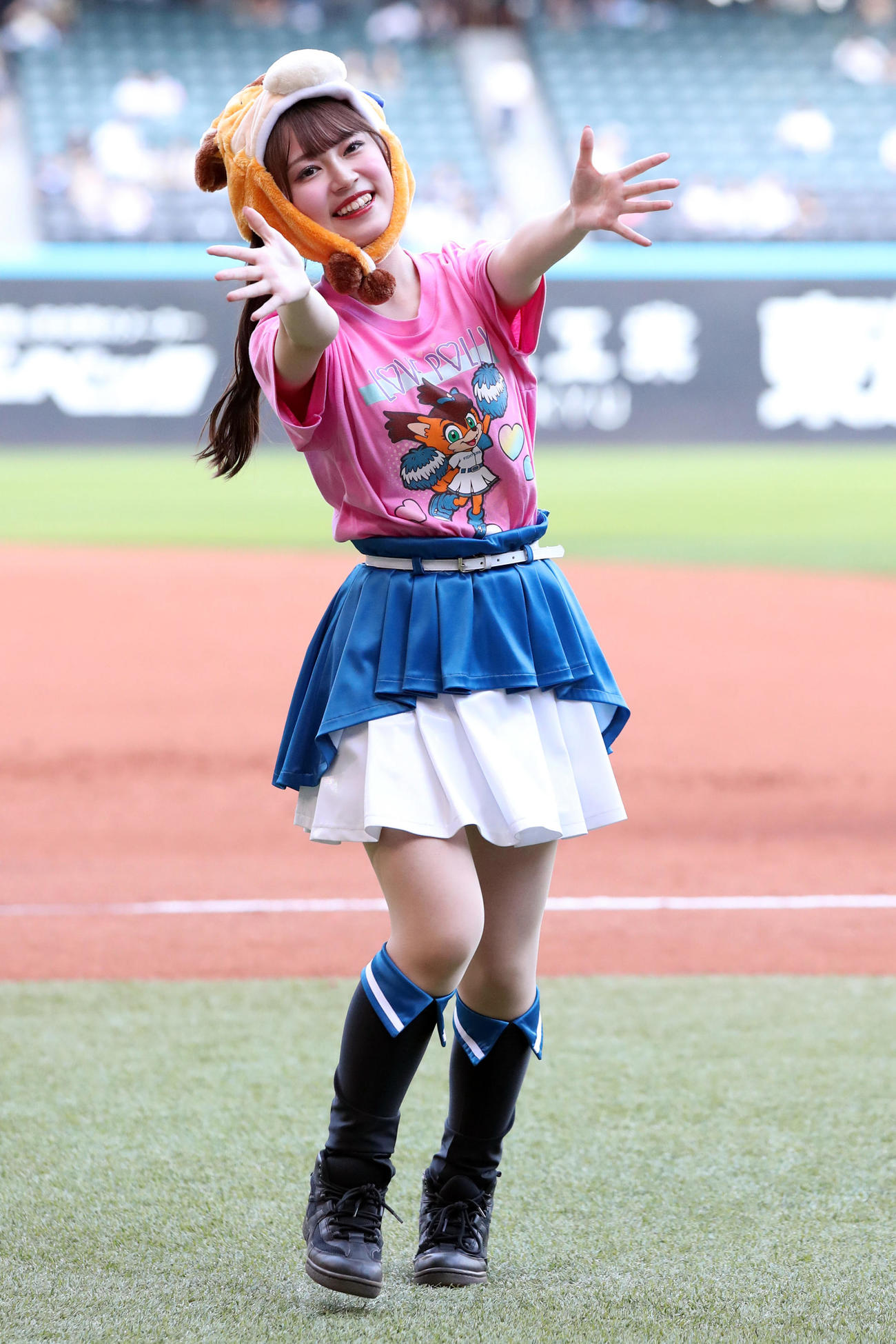 マスコットキャラクターのポリーの被り物をしながらダンスを踊るファイターズガールの橋本莉々花