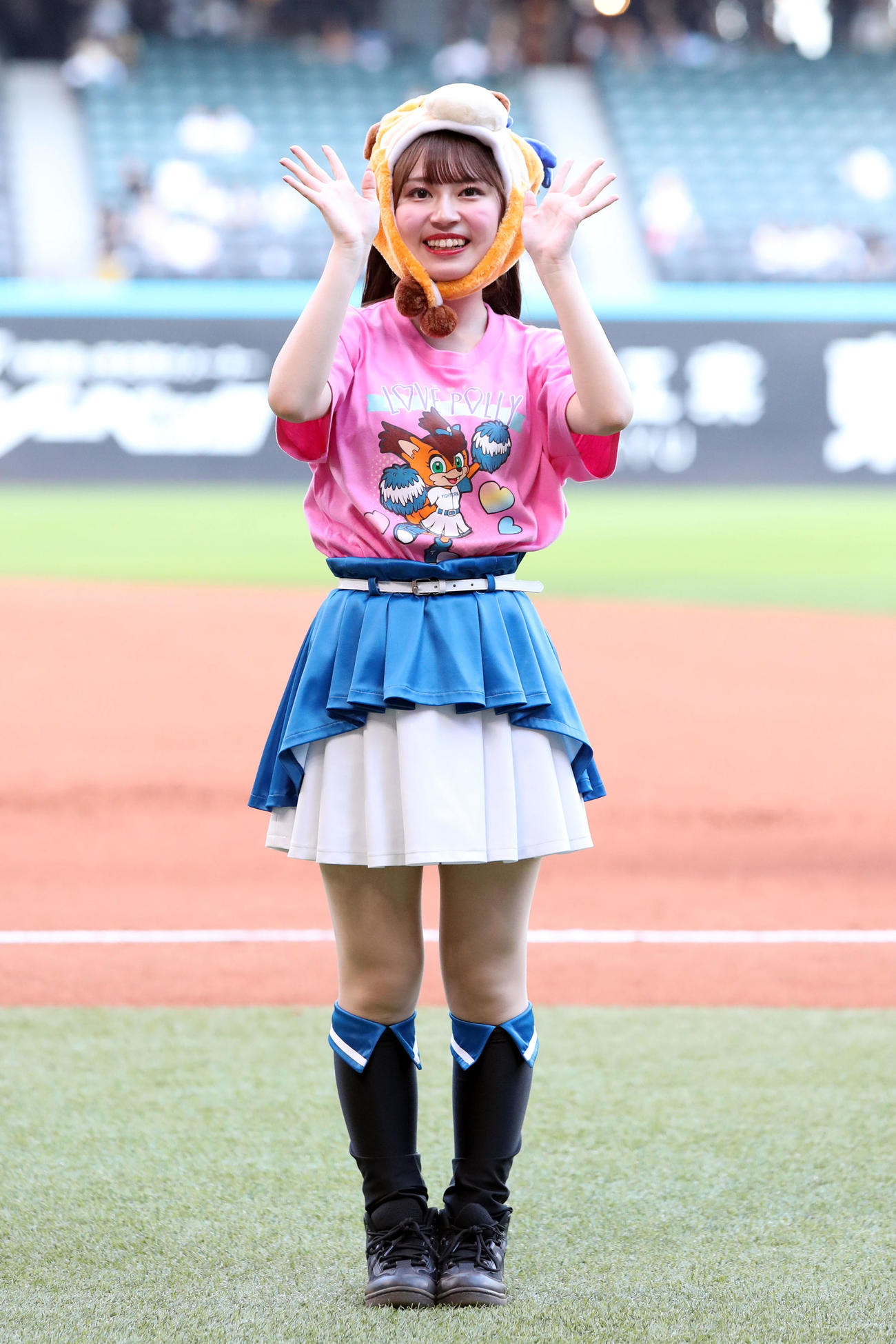マスコットキャラクターのポリーの被り物をしながらダンスを踊るファイターズガールの橋本莉々花