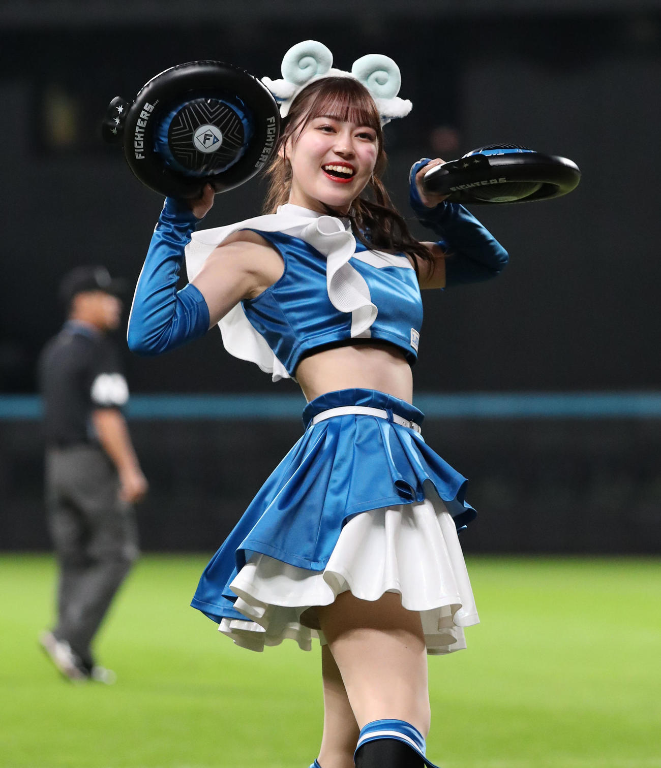 「ジンギスカンダンス」を踊るファイターズガールの橋本莉々花