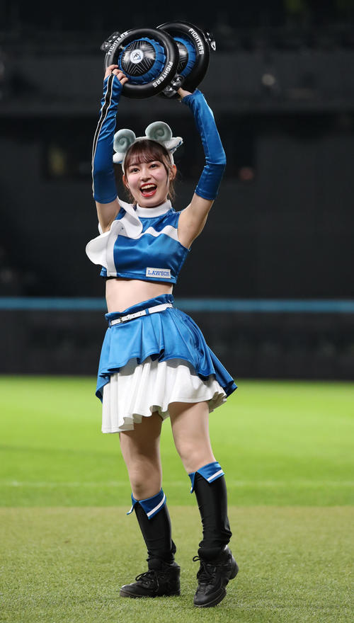 「ジンギスカンダンス」を踊るファイターズガールの橋本莉々花