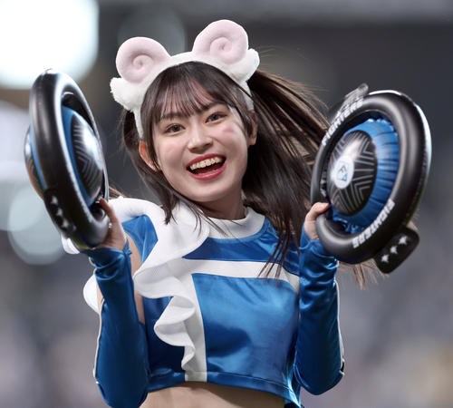 「ジンギスカンダンス」の踊るファイターズガールの橋本莉々花