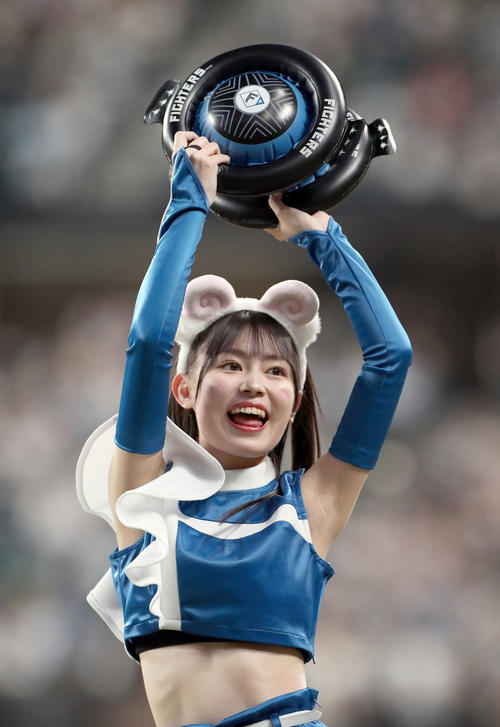 「ジンギスカンダンス」を踊るファイターズガールの橋本莉々花さん