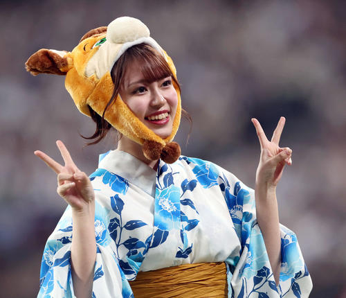 浴衣姿で登場するファイターズガールの橋本莉々花