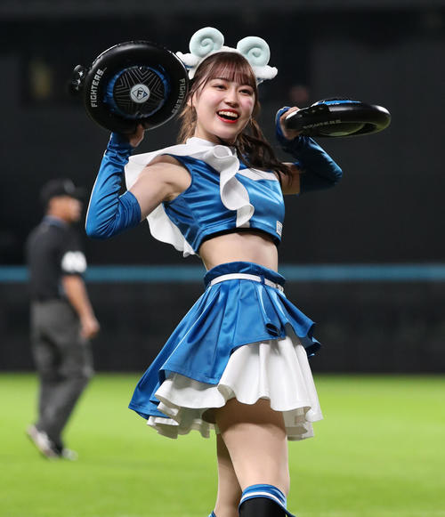 「ジンギスカンダンス」を踊るファイターズガールの橋本莉々花