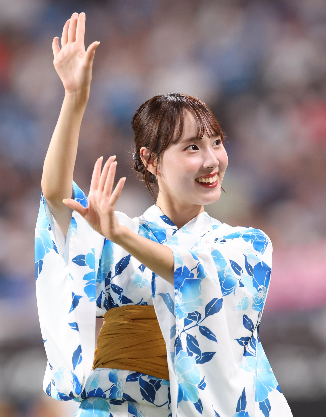 浴衣姿で踊るファイターズガールの長谷川陽花