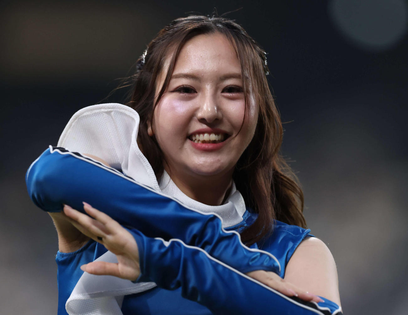 エスコンフィールドでパフォーマンスを行うファイターズガール初田美優