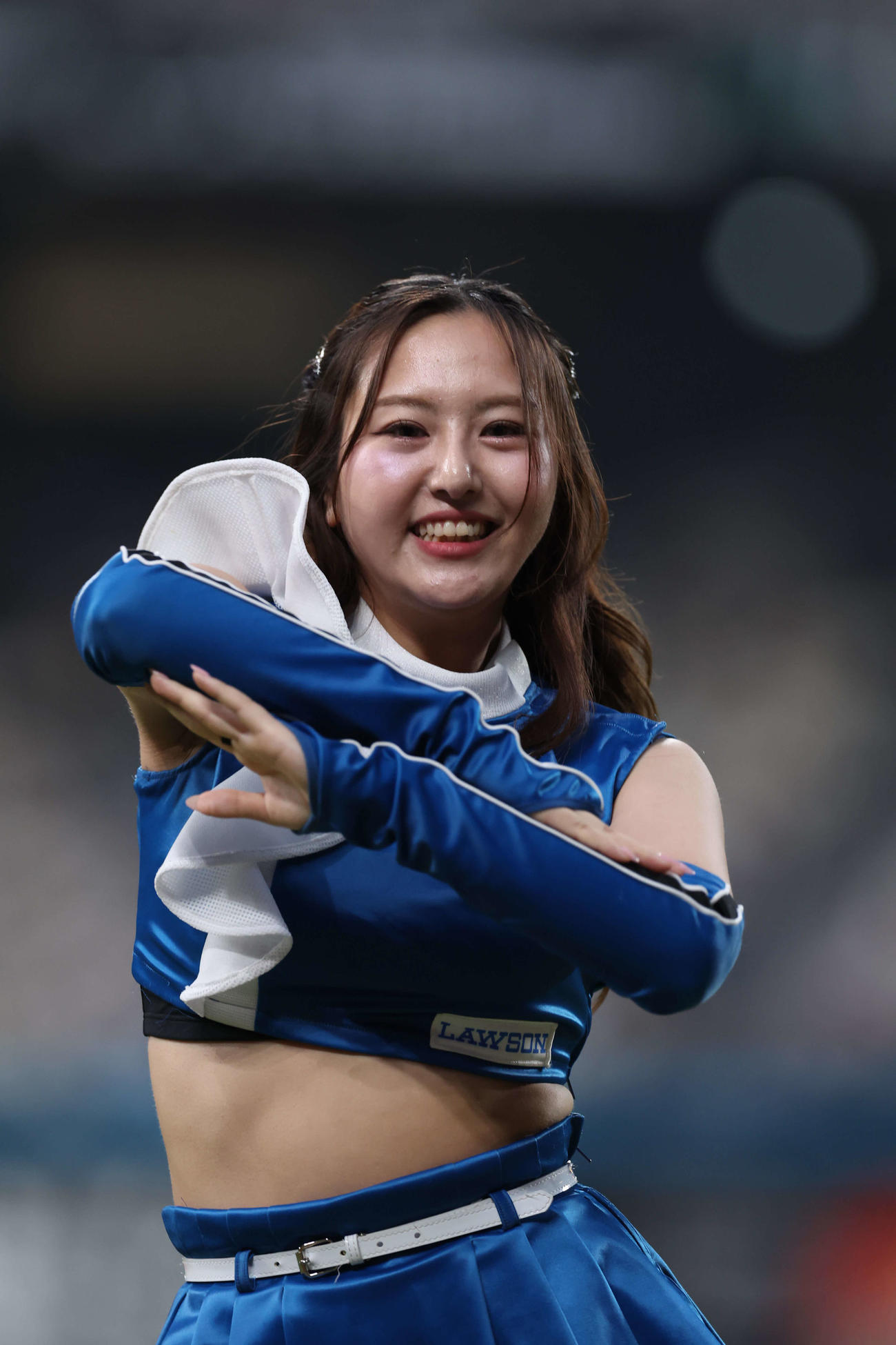 エスコンフィールドでパフォーマンスを行うファイターズガール初田美優