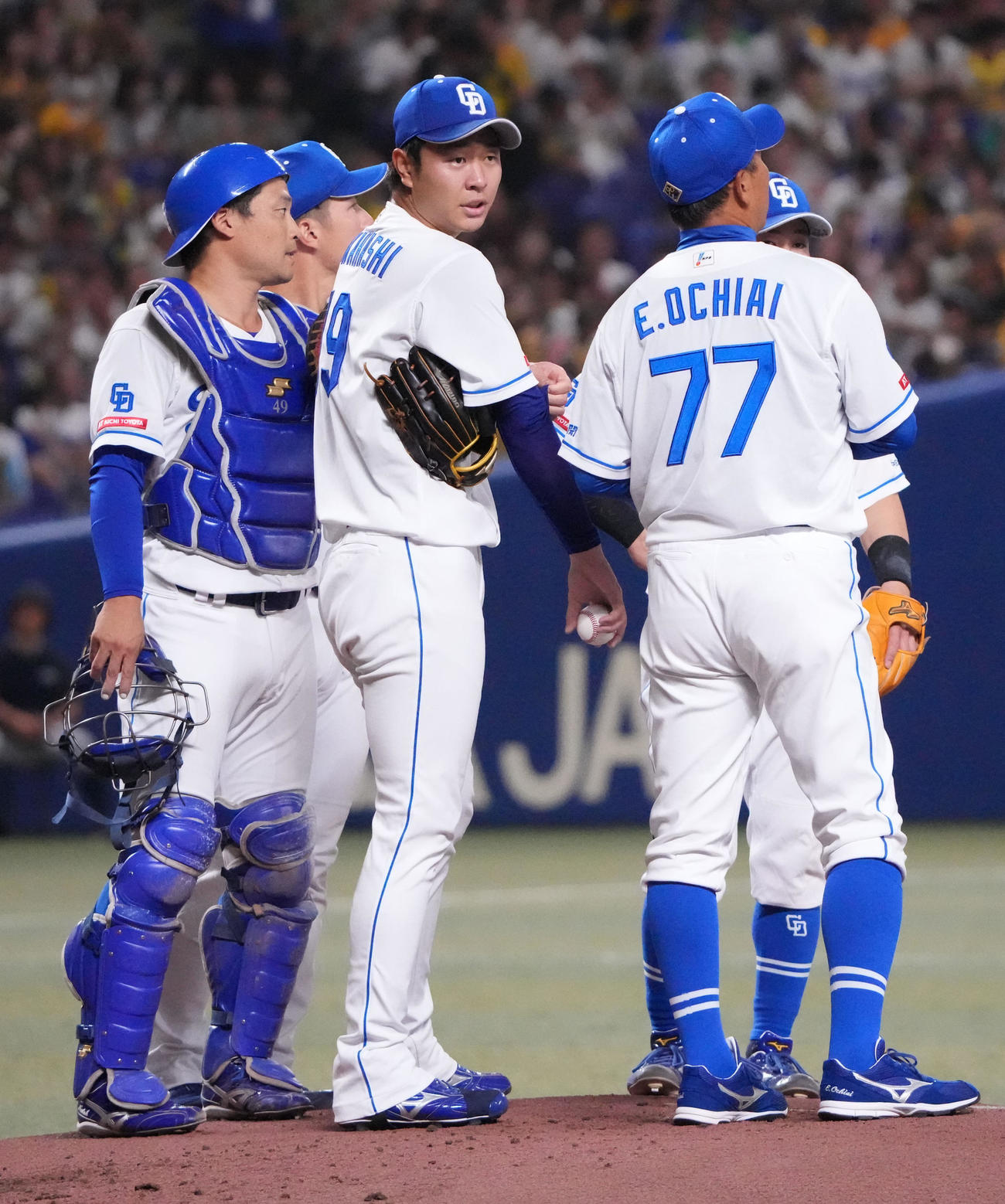 中日対阪神　2回表阪神1死一、三塁、マウンドの高橋宏（中央）のもとに集まる中日ナイン（撮影・森本幸一）