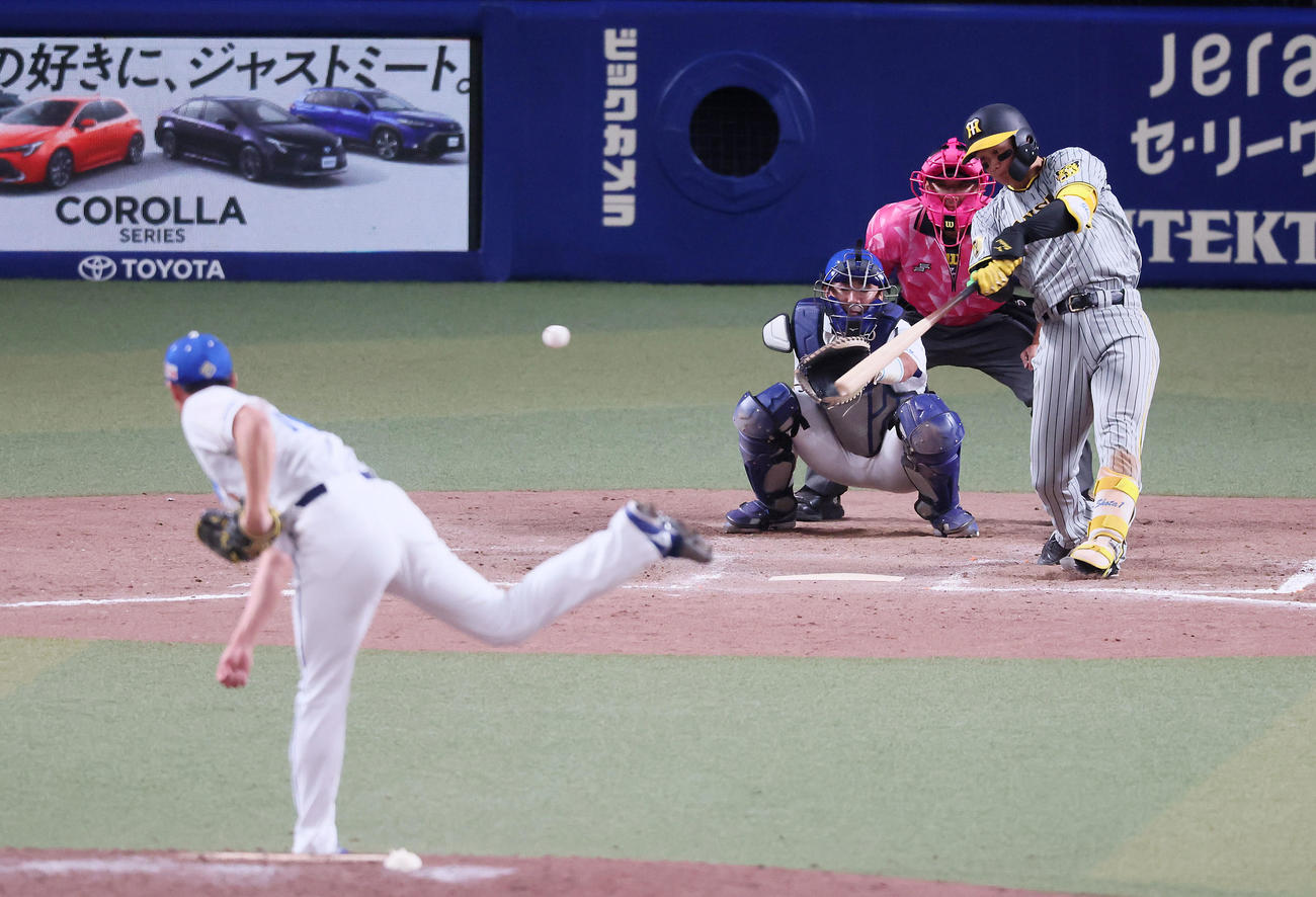中日対阪神　9回表阪神1死一塁、森下は右前打を放つ。投手岩崎（撮影・加藤哉）
