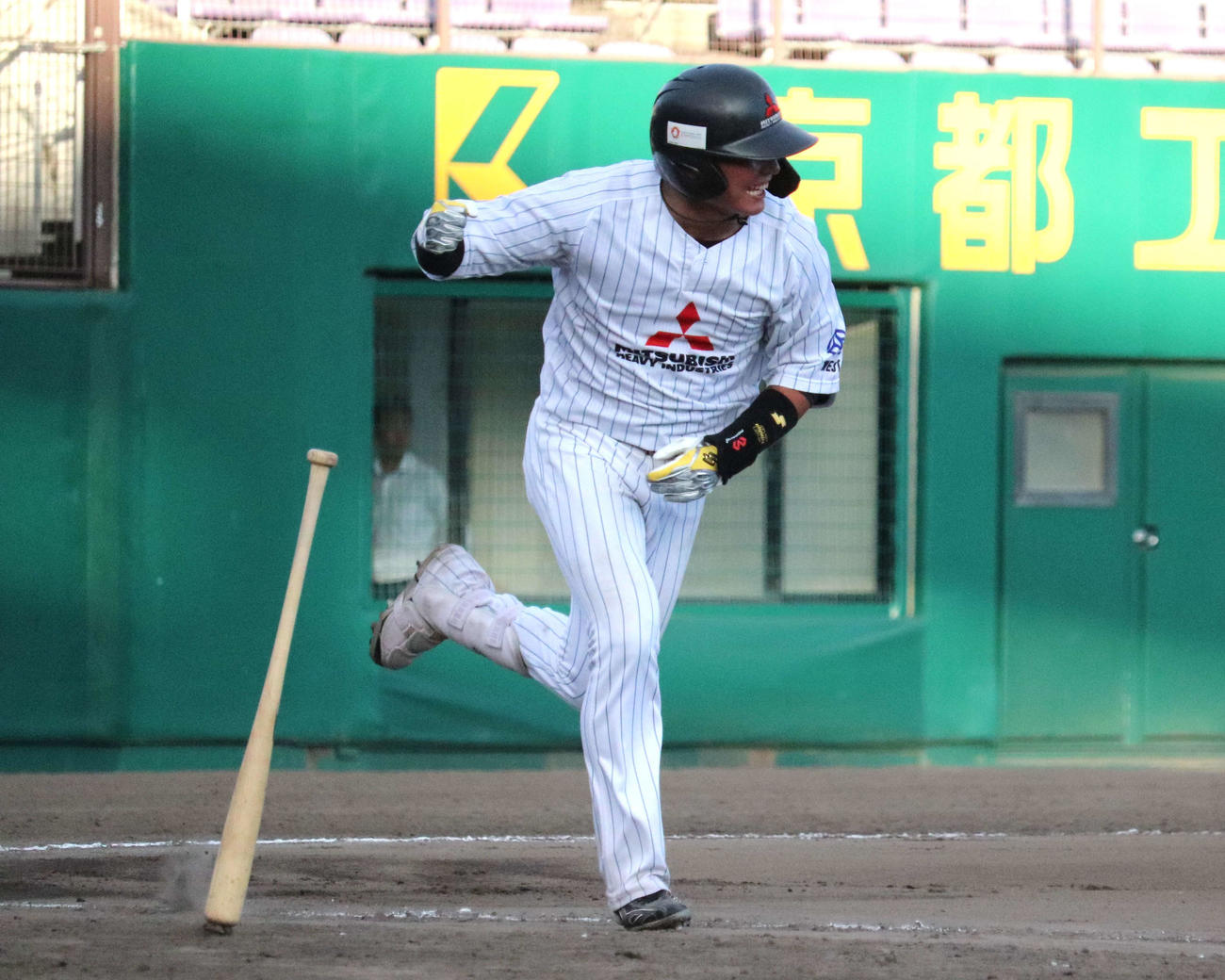 NTT西日本との代表決定戦　12回1死二、三塁で追加点の中前適時打を放った、三菱重工Westの北條（撮影・中島麗）