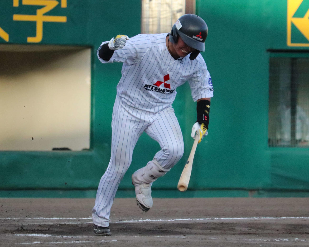 NTT西日本との代表決定戦　12回1死二、三塁で追加点の中前適時打を放った、三菱重工Westの北條（撮影・中島麗）