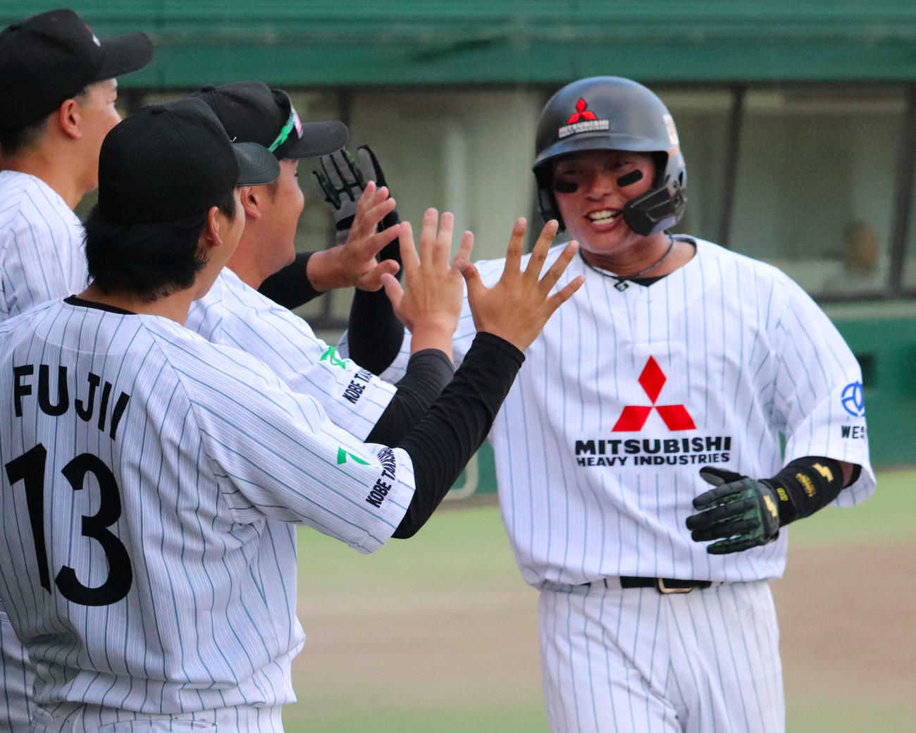 NTT西日本との代表決定戦　11回2死一、三塁に三菱重工Westの杉浦有祐外野手（23＝同大）の一時勝ち越し打で、「ホームベース踏んだぞ～」と絶叫して本塁に生還した北條（撮影・中島麗）