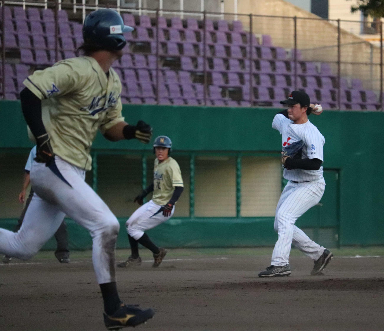 NTT西日本との代表決定戦　4番手で登板し12回1死満塁で悪送球の間に走者生還を許した、三菱重工Westの竹田（撮影・中島麗）