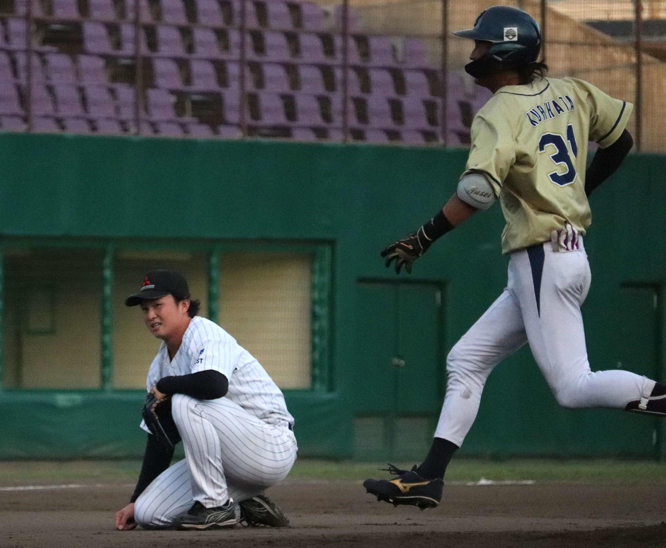 NTT西日本との代表決定戦　4番手で登板し12回1死満塁で悪送球の間に走者生還を許し、マウンドの横でうずくまる、三菱重工Westの竹田（撮影・中島麗）