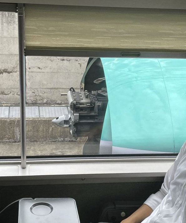 東北新幹線の古川―仙台間で走行中に車両の連結が外れ、緊急停車した車両＝19日午前（SYOTYOU3提供＝共同）