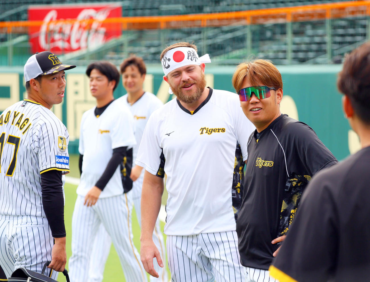 甲子園球場でリラックスした表情を見せる阪神西勇（右）、ビーズリー（同2人目）ら（撮影・上山淳一）