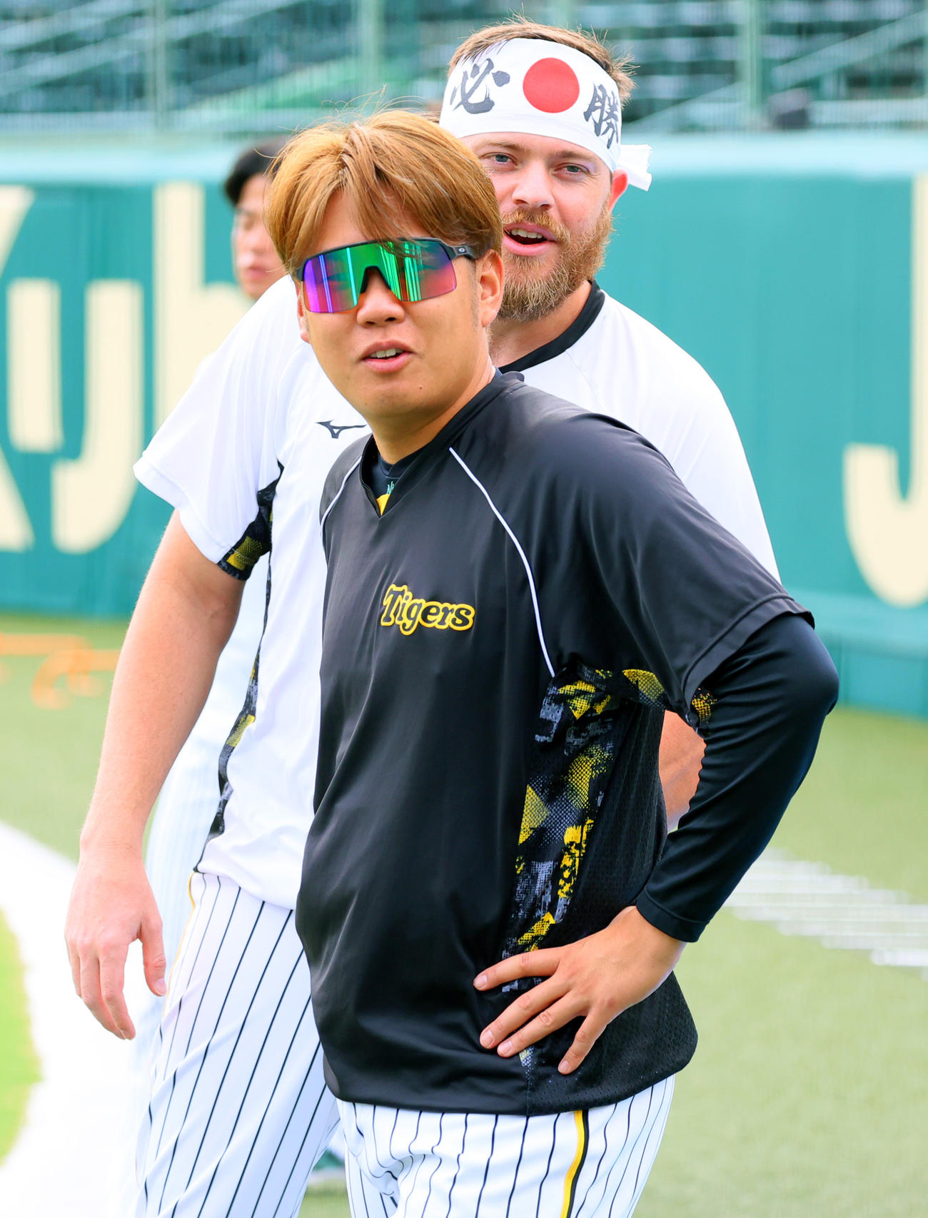 甲子園球場でリラックスした表情を見せる阪神西勇（手前）とビーズリー（撮影・上山淳一）