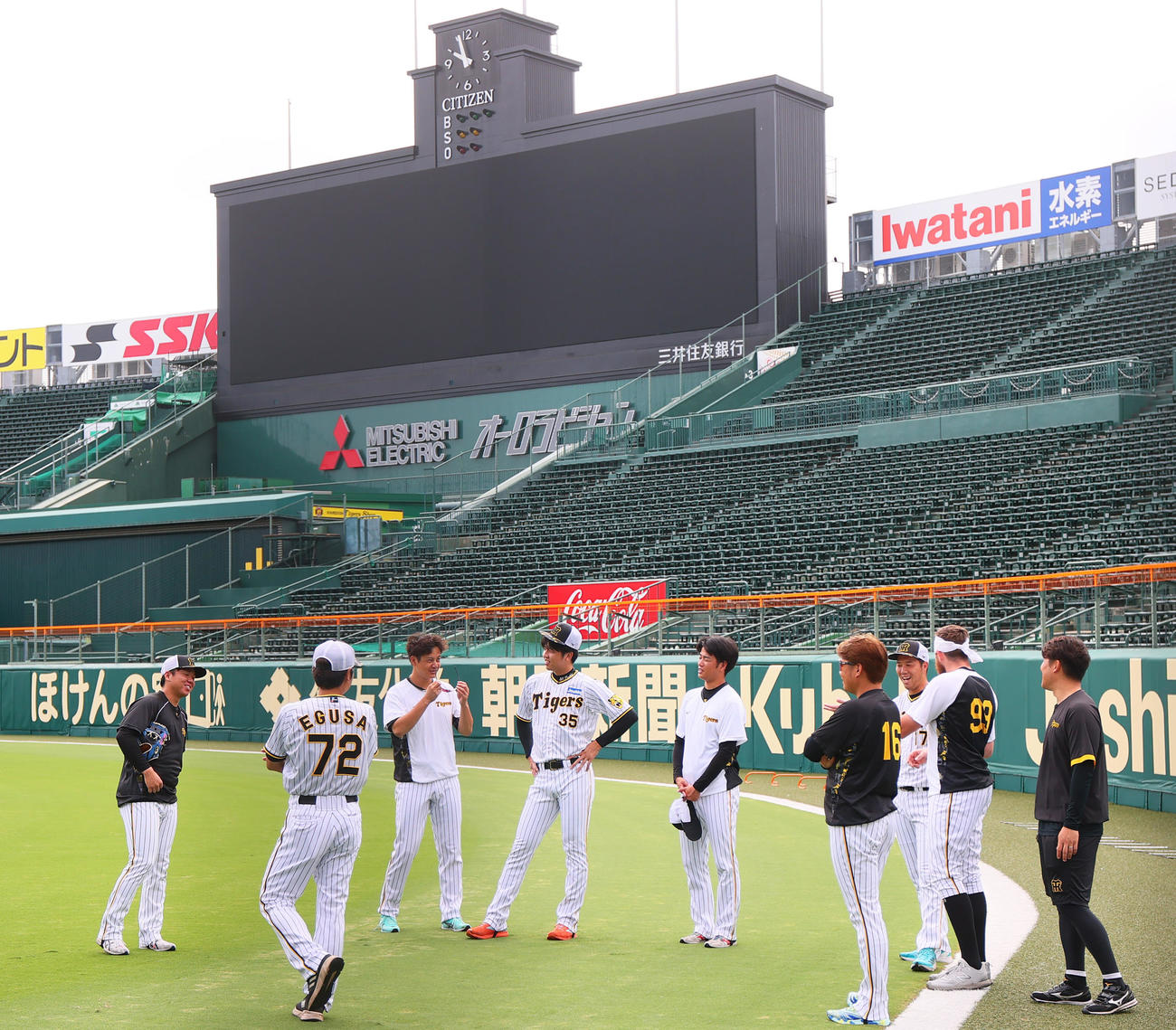 甲子園球場でリラックスした表情を見せる阪神投手陣（撮影・上山淳一）