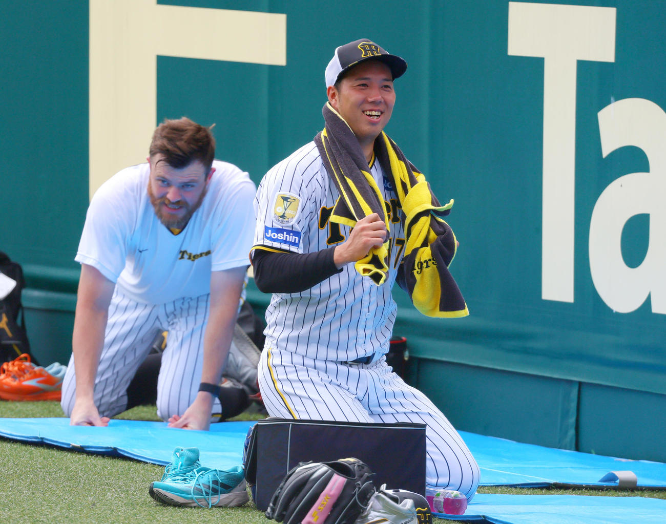投手指名練習でリラックスした表情を見せる阪神青柳。奥はビーズリー（撮影・上山淳一）