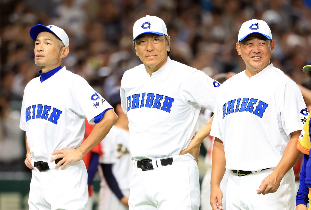 高校野球女子選抜対イチロー選抜　試合前セレモニーで整列するイチロー氏（左）、松井秀喜氏（中央）、松坂大輔氏（撮影・浅見桂子）