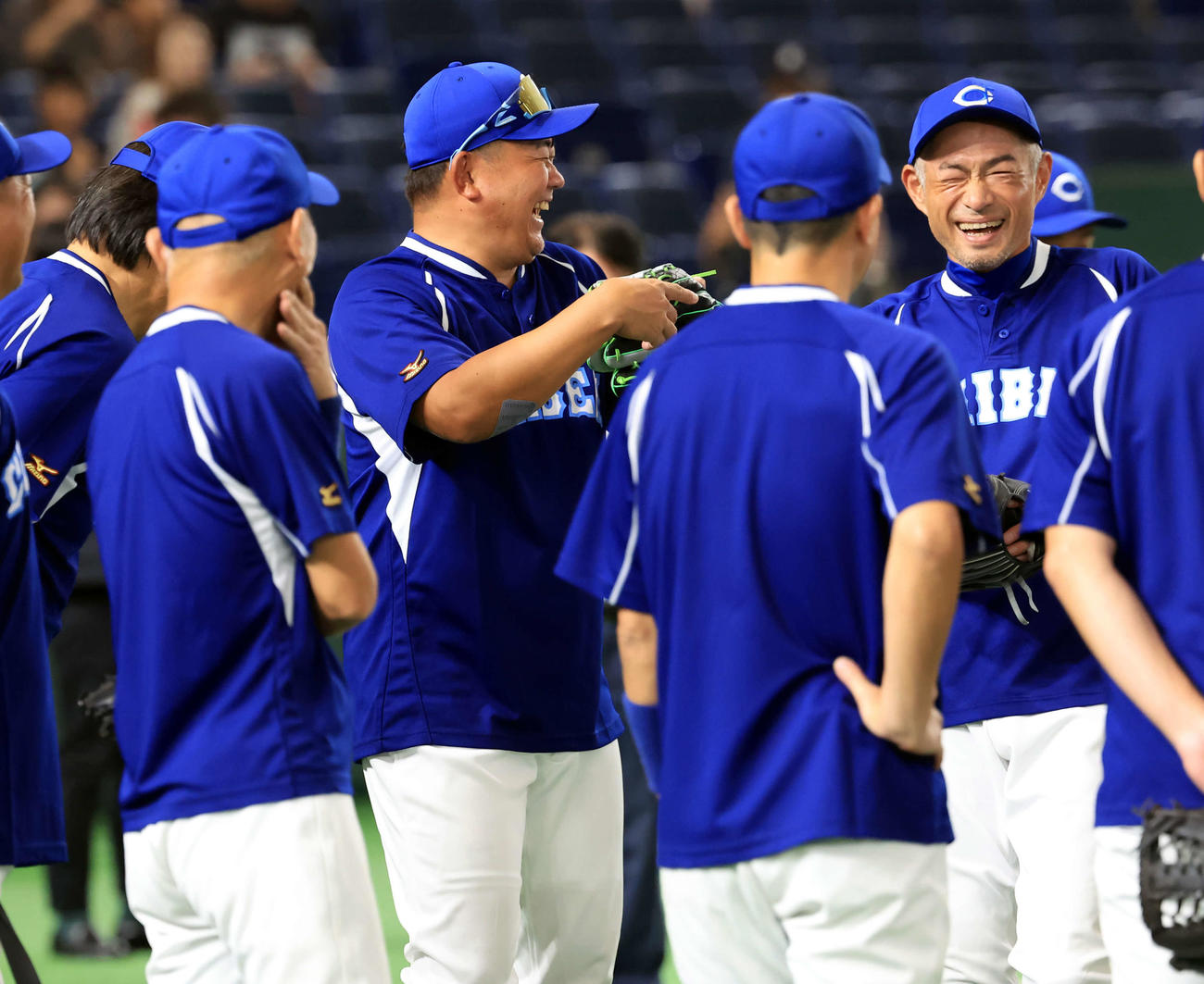 イチロー選抜対高校野球女子選抜　練習中、談笑するイチロー氏（右）と松坂大輔氏（撮影・浅見桂子）