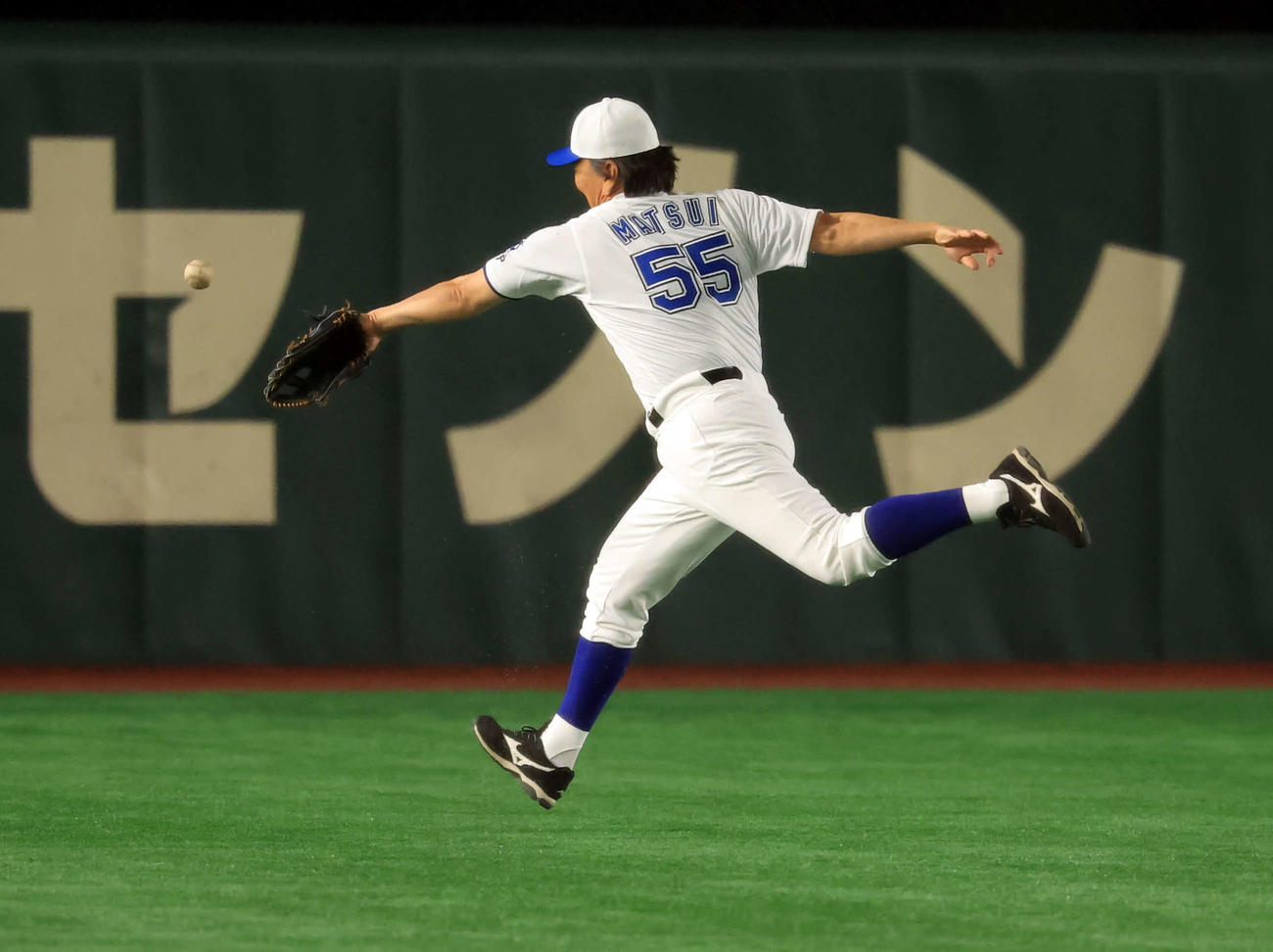 高校野球女子選抜対イチロー選抜　1回表高校野球女子選抜1死一、二塁、原田の打球を追った松井秀喜氏だが捕れず2点適時三塁打とする（撮影・浅見桂子）