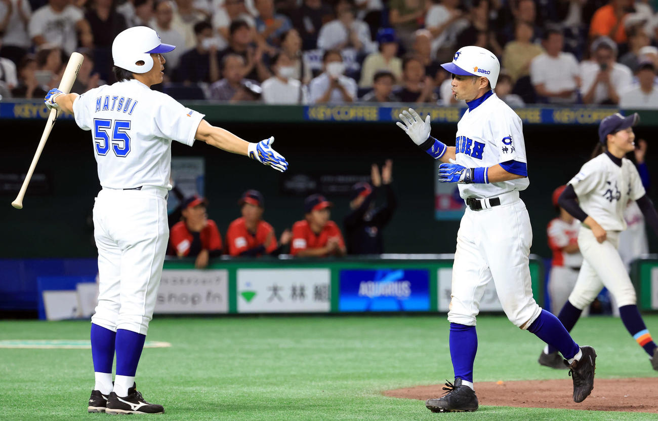 高校野球女子選抜対イチロー選抜　4回裏イチロー選抜無死一、三塁、松坂大輔氏の犠飛で生還したイチロー氏（右）は松井秀喜氏とハイタッチ（撮影・浅見桂子）