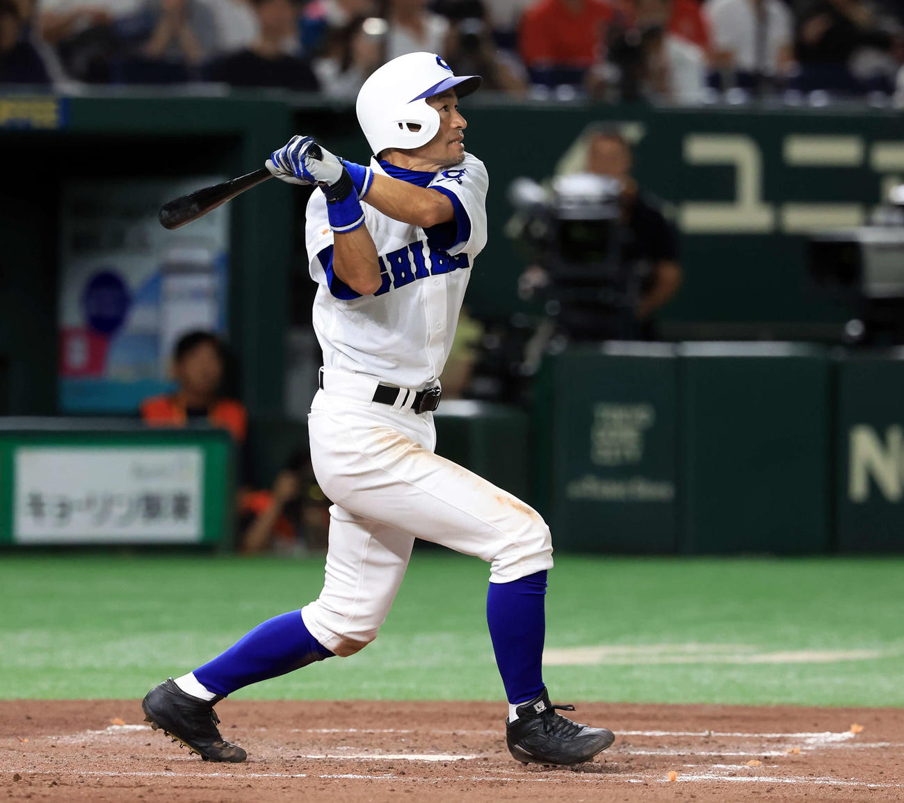 高校野球女子選抜対イチロー選抜　4回裏イチロー選抜無死、イチロー氏は右中間二塁打を放つ（撮影・浅見桂子）