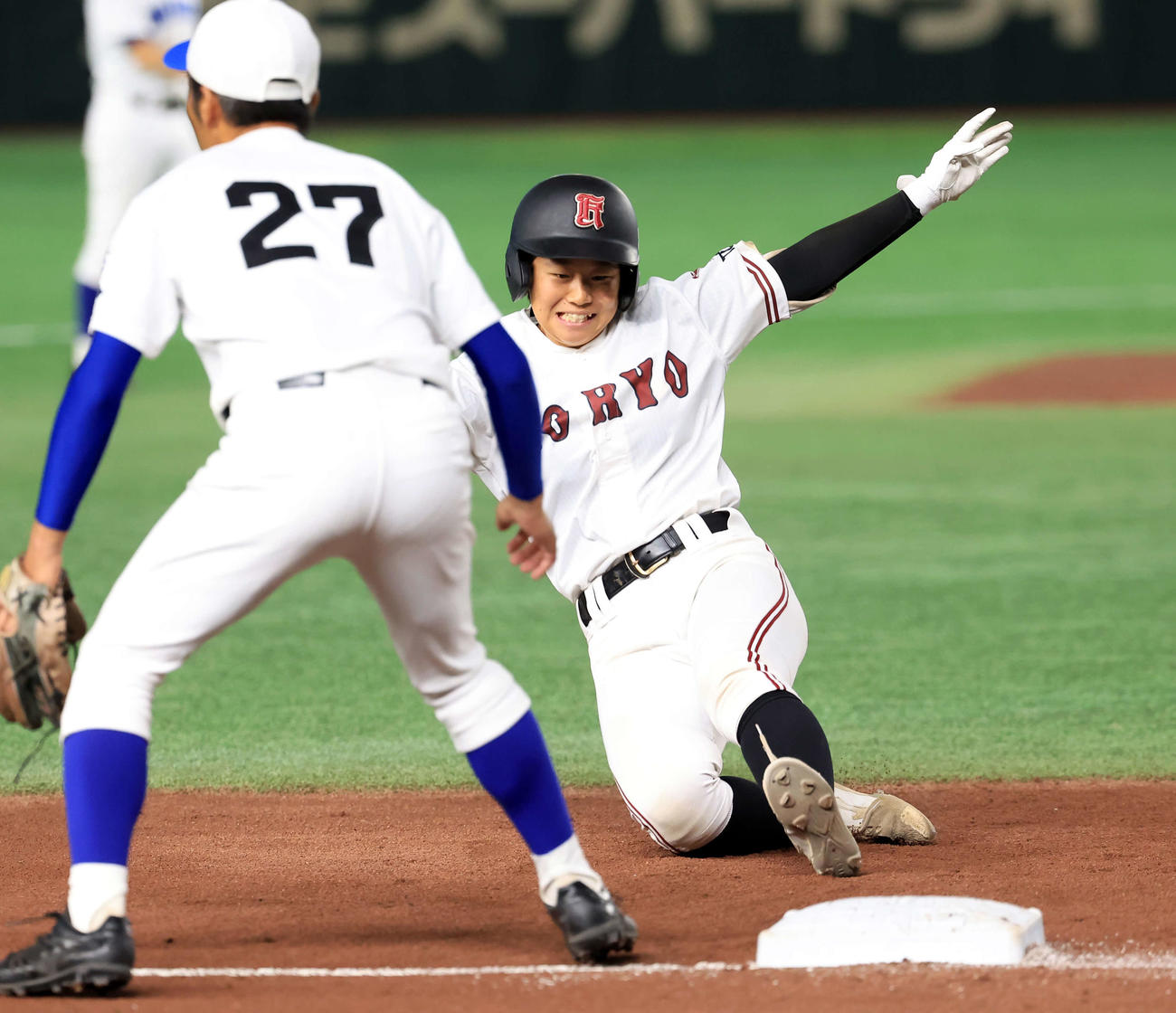 高校野球女子選抜対イチロー選抜　1回表高校野球女子選抜1死一、二塁、原田は2点適時三塁打を放ち滑り込む（撮影・浅見桂子）