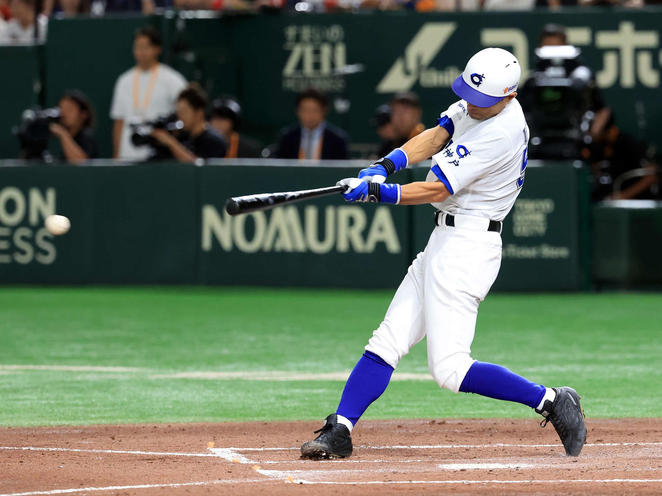 高校野球女子選抜対イチロー選抜　1回裏イチロー選抜無死、イチロー氏は右前打を放つ（撮影・浅見桂子）