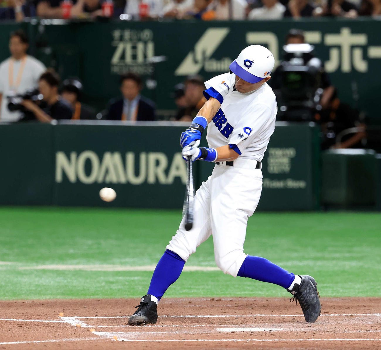 高校野球女子選抜対イチロー選抜　1回裏イチロー選抜無死、イチロー氏は右前打を放つ（撮影・浅見桂子）