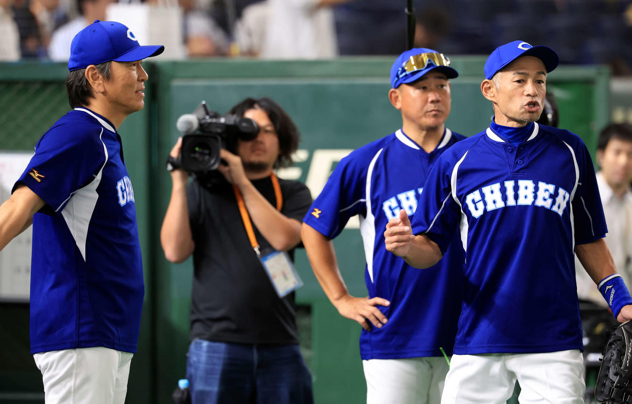イチロー選抜対高校野球女子選抜　練習中、話をする松井秀喜氏（左）、松坂大輔氏（中央）、イチロー氏（撮影・浅見桂子）