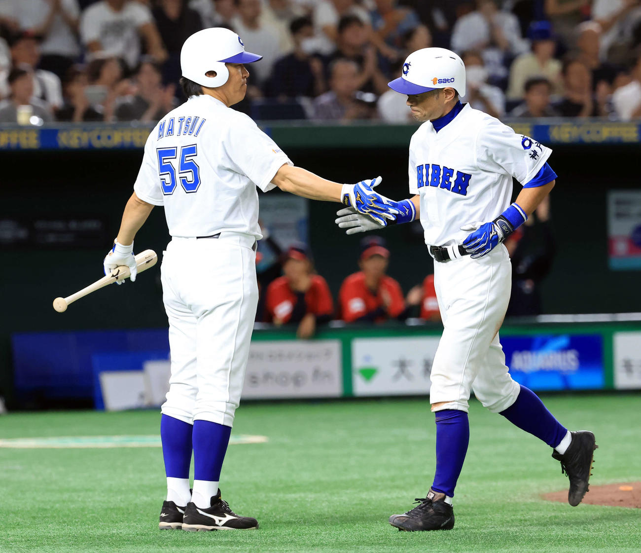 高校野球女子選抜対イチロー選抜　4回裏イチロー選抜無死一、三類、松坂大輔氏の犠飛で生還したイチロー氏（右）は松井秀喜氏とハイタッチ（撮影・浅見桂子）