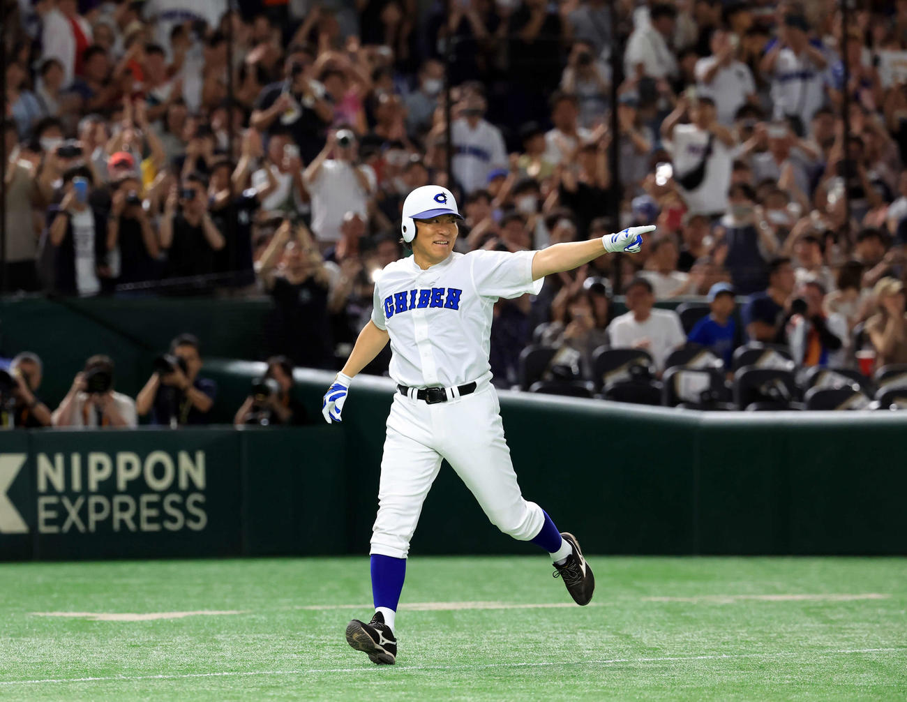 高校野球女子選抜対イチロー選抜　8回裏イチロー選抜2死一、三塁、松井秀喜氏は右越え3点本塁打を放ち、指さして生還（撮影・浅見桂子）