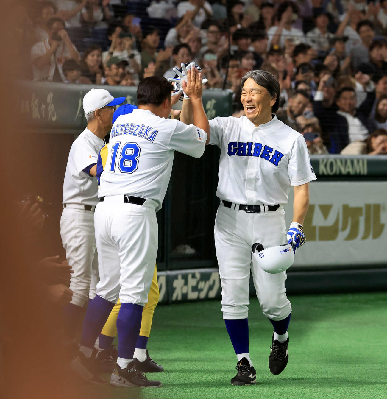 高校野球女子選抜対イチロー選抜　8回裏イチロー選抜2死一、三塁、松井秀喜氏（右）は右越え3点本塁打を放ち、出迎えた松坂大輔氏と笑顔でハイタッチ（撮影・浅見桂子）